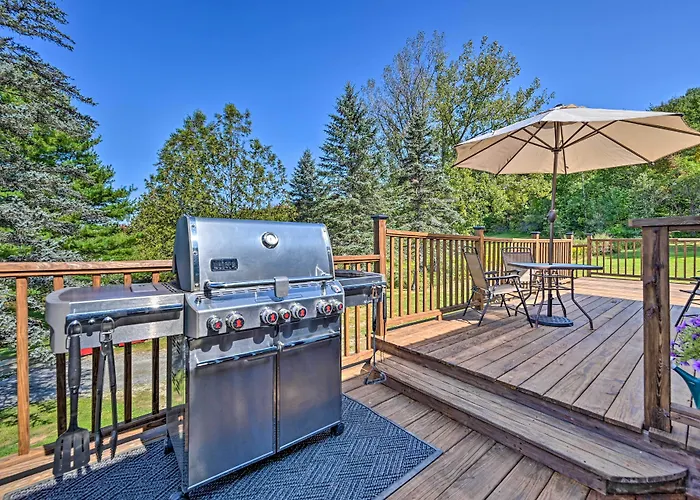 Cozy Apt W/ Hot Tub & Deck, 10 Mi To Stowe Resort!