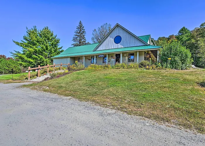 Cozy Apt W/ Hot Tub & Deck, 10 Mi To Stowe Resort!