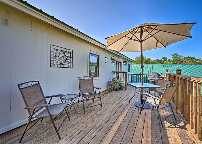 Cozy Apt W/ Hot Tub & Deck, 10 Mi To Stowe Resort!