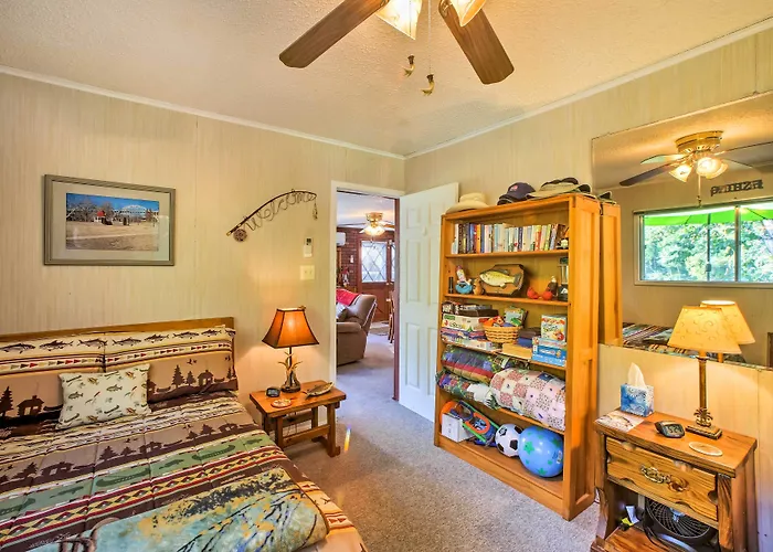 Cozy Waterfront Cottage W/ Deck On White River!