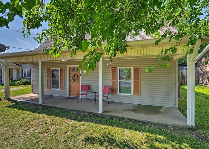 Quaint Downtown Murfreesboro Cottage W/ Lush Yard