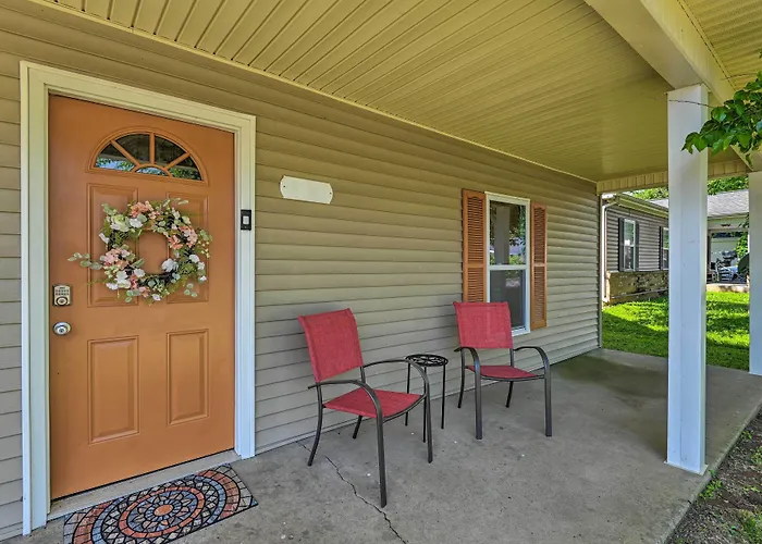 Quaint Downtown Murfreesboro Cottage W/ Lush Yard