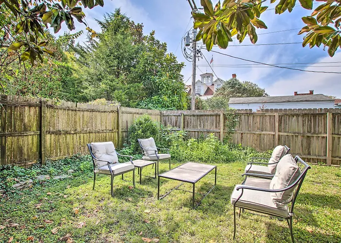 Cottage W/ Yard, Walk To Historic Attractions