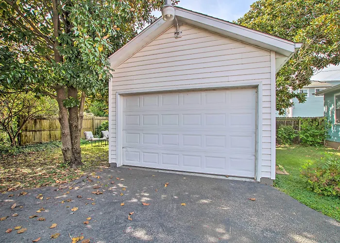 Cottage W/ Yard, Walk To Historic Attractions