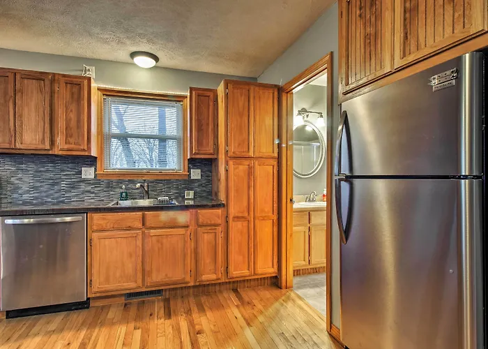 Stockton Lake Escape W/ Kitchen, Half Mile To Lake