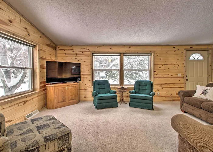 Cozy Crosby Cabin Near Serpent Lake + Main St