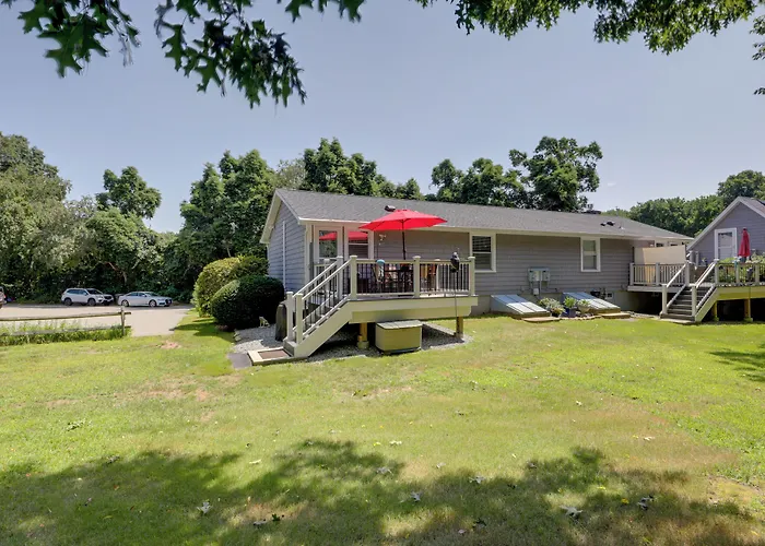 Coastal Getaway W/ Porch, 2 Mi To Niantic Beach!