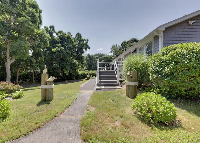 Coastal Getaway W/ Porch, 2 Mi To Niantic Beach!