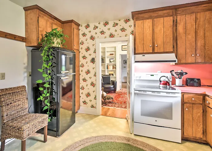 Restored 1930S Cottage On 1 Acre W/ Fire Pit