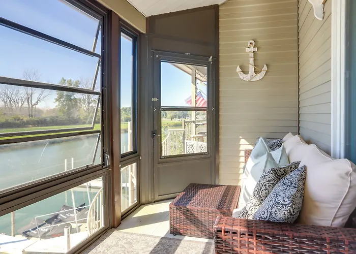 Charming Condo On Lake Erie W/ Community Pool