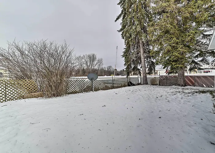Cozy Houghton Lake Heights Cottage W/ Private Yard