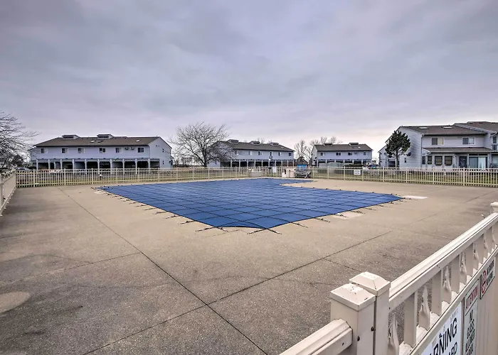 Charming Condo On Lake Erie W/ Community Pool