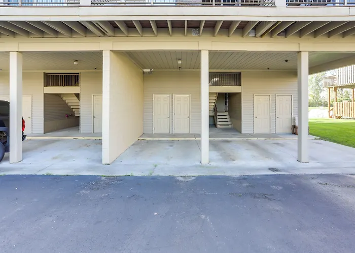 Charming Condo On Lake Erie W/ Community Pool