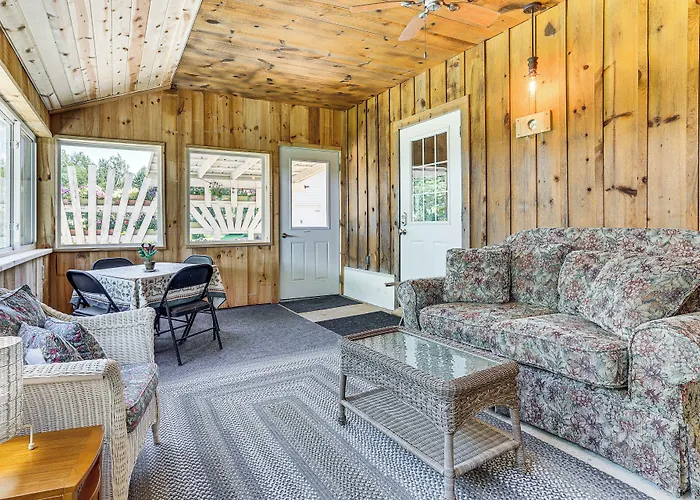 La Crescent Cottage On Minnesota Bluffs W/ View!