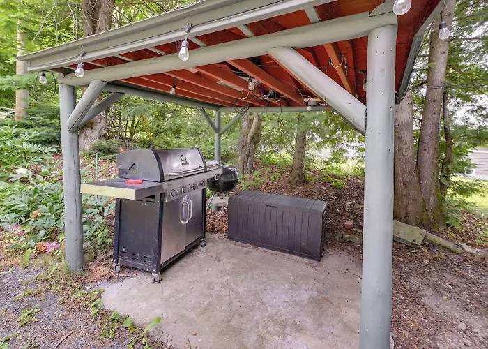 Cozy Maine Lakefront Cabin Rental