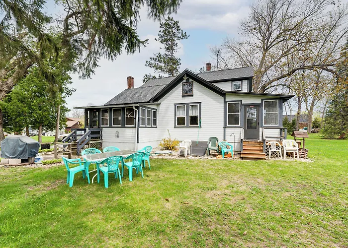 Twin Lakes Cottage: Walk To Elizabeth Lake!