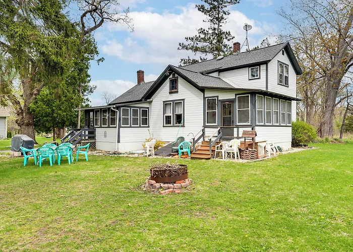 Twin Lakes Cottage: Walk To Elizabeth Lake!