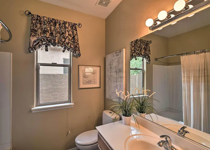 Spacious Surprise Home: 6 Mi To Wildlife World Zoo