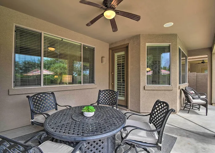 Spacious Surprise Home: 6 Mi To Wildlife World Zoo
