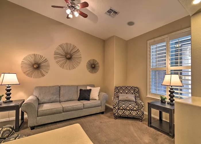 Spacious Surprise Home: 6 Mi To Wildlife World Zoo