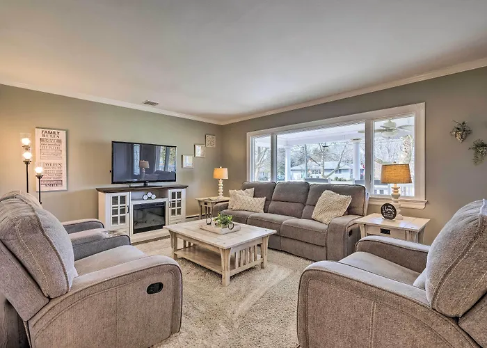 Mattituck Home W/ Fireplaces - Near Wineries
