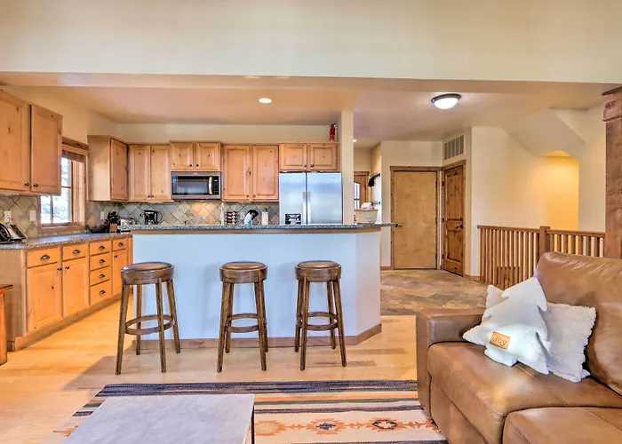 Ski-In/Ski-Out Donnelly Townhome W/ Hot Tub!