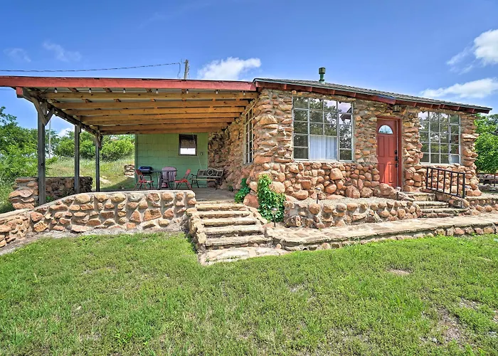 Enchanting Hilltop Cottage In Medicine Park!