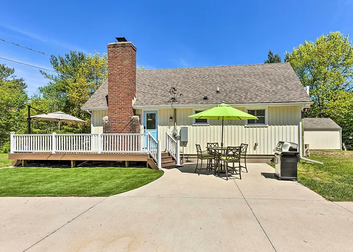 Breezy Silver Lake Getaway: Fishing Dock, Grill!
