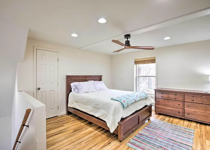 Cozy Hayesville Retreat W/ Deck & Mtn Views!