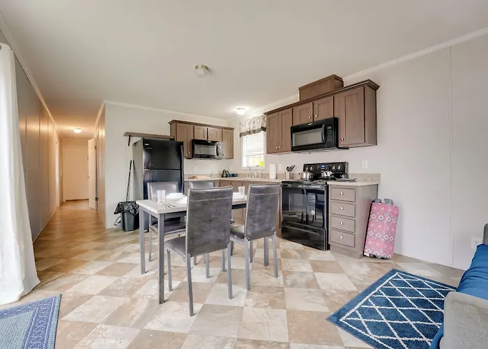Cozy Cabin: Community Pool & Lakefront Beach!