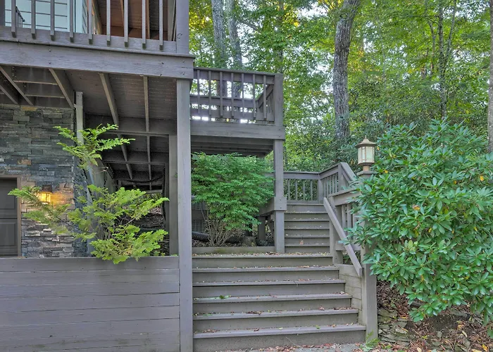 Highlands Home W/ Fireplace, Views, & Trails!