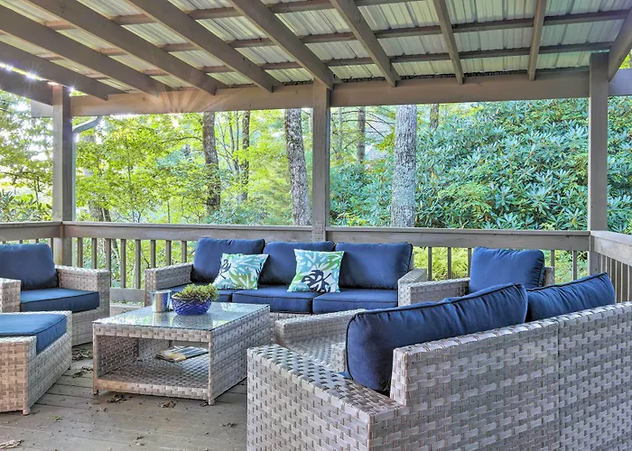 Highlands Home W/ Fireplace, Views, & Trails!