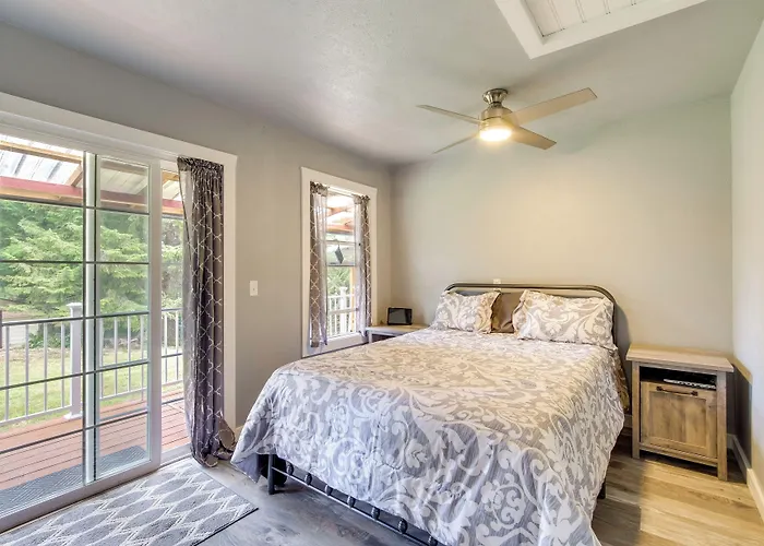 Cozy North Bend Getaway Near Dunes + Ocean!