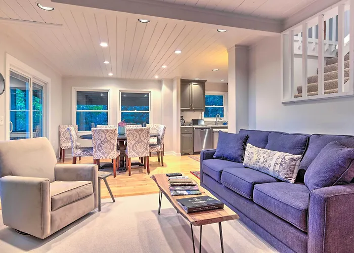 Highlands Home W/ Fireplace, Views, & Trails!