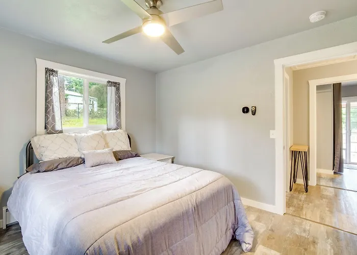 Cozy North Bend Getaway Near Dunes + Ocean!