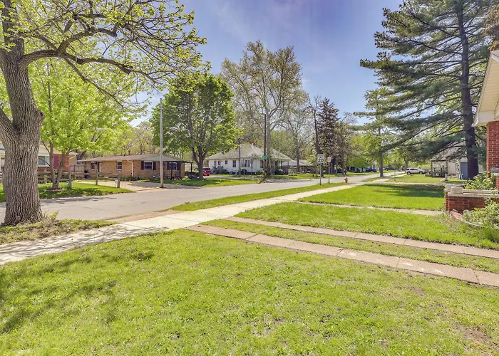 Cozy Indiana Getaway Near Washington Park Zoo!
