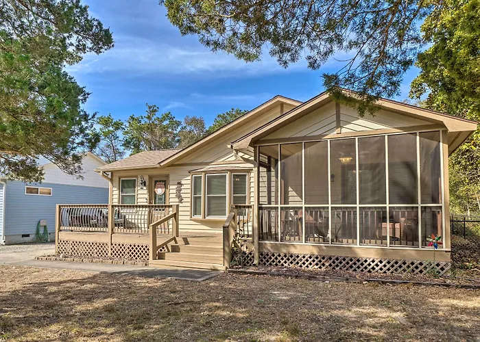 Oak Island Getaway W/ Yard - Walk To Beach!