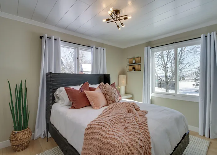 Home Rental On Detroit Lake: Dock, Game Room!