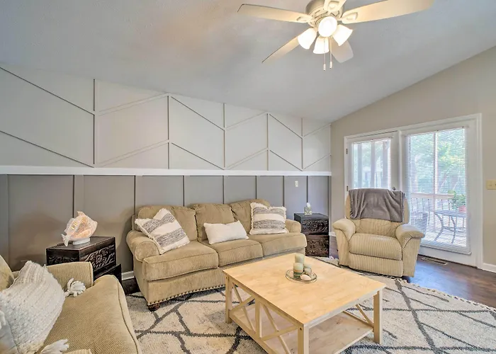 Oak Island Getaway W/ Yard - Walk To Beach!