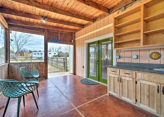 Bohemian Home W/ Screened Porch, 3 Mi To Lake!