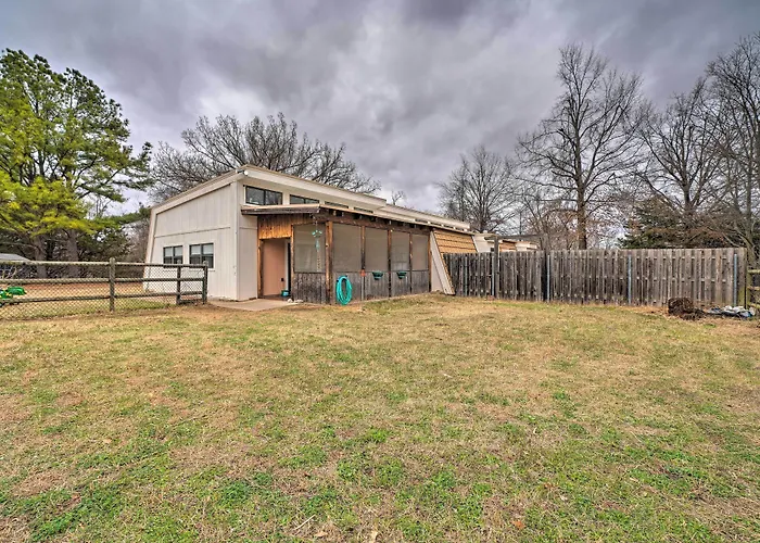 Bohemian Home W/ Screened Porch, 3 Mi To Lake!