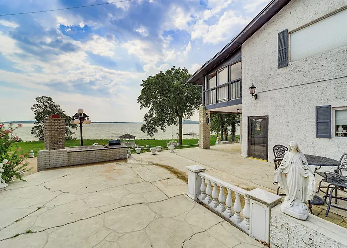 Lakefront Eufaula Escape W/ Dock + Private Beach!