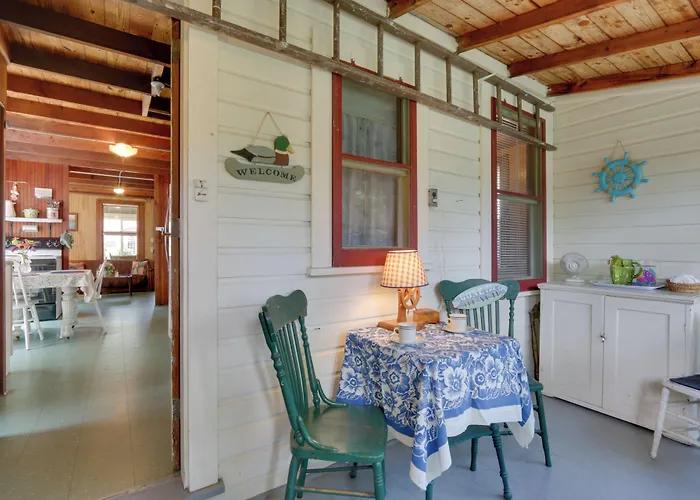 'Grandma'S Cottage' W/ Sunroom: Walk To Beach