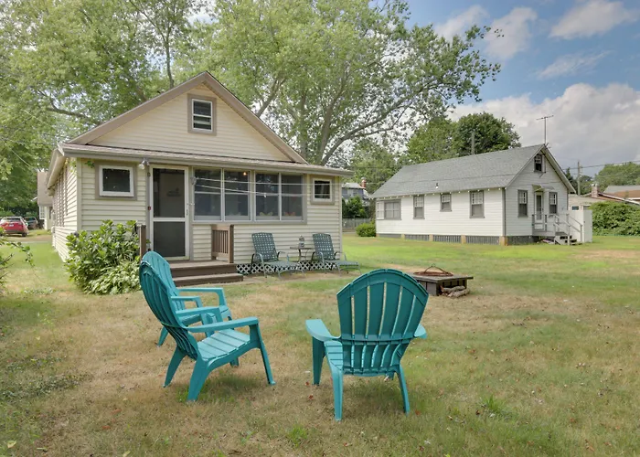 'Grandma'S Cottage' W/ Sunroom: Walk To Beach