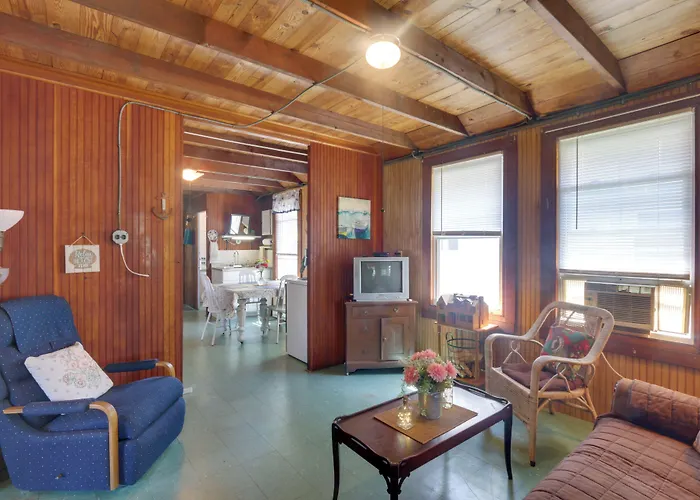 'Grandma'S Cottage' W/ Sunroom: Walk To Beach