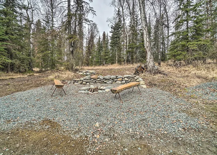 Cozy Downtown Soldotna Cabin: Dogs Welcome!