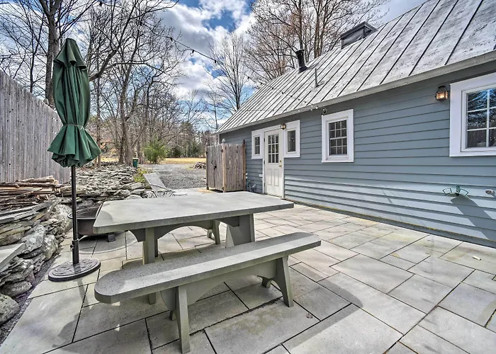 Charming Cottage W/ Yard - 2 Mi To Tinker St!