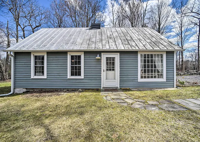 Charming Cottage W/ Yard - 2 Mi To Tinker St!
