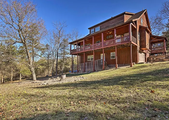 Family-Friendly Cabin By Golf Course & Marina