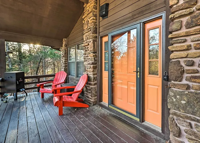 Cozy Holiday Island Home: Hot Tub + Chiminea!